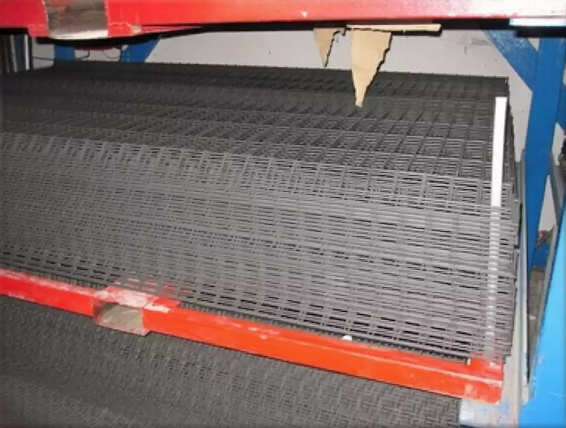 Paneles metálicos plegados y planos para cierres de jardín