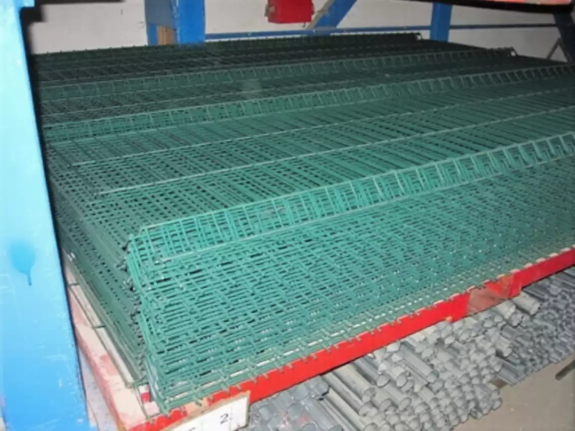 Paneles metálicos plegados y planos para cierres de jardín