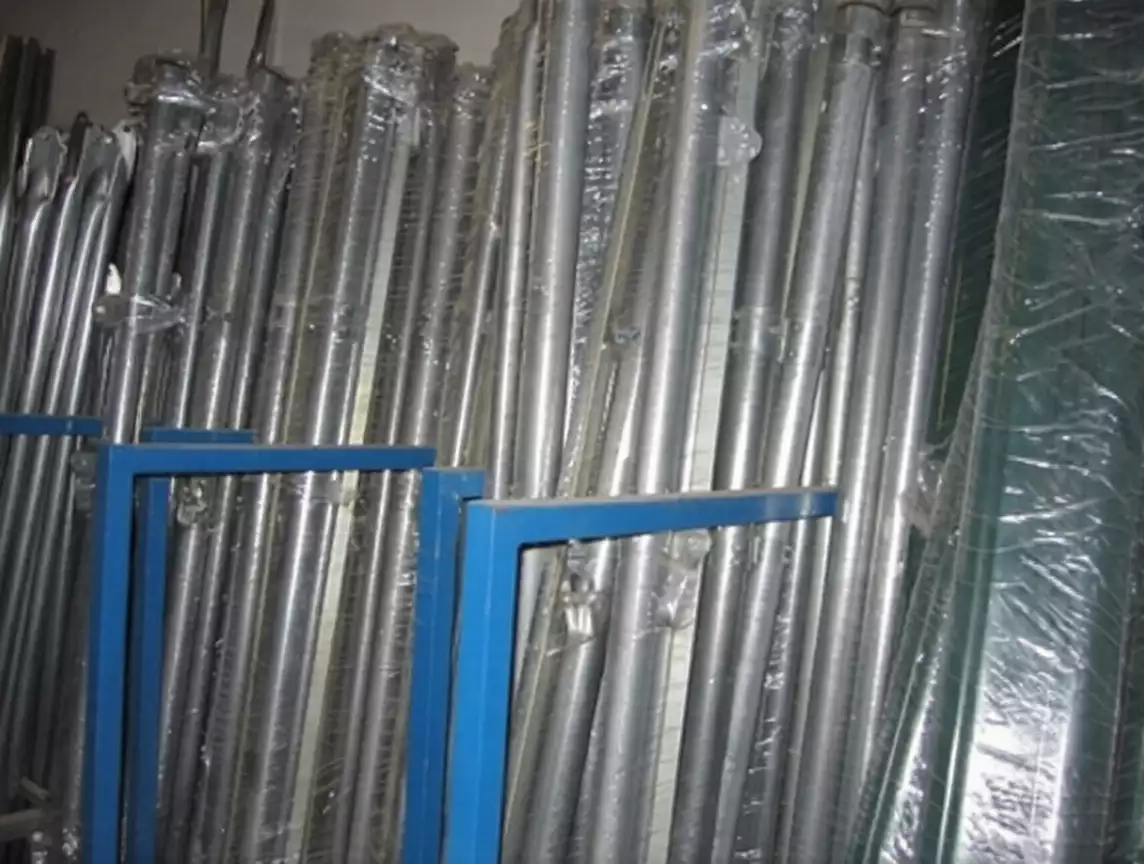 Postes metálicos redondos galvanizados con accesorios para vallas