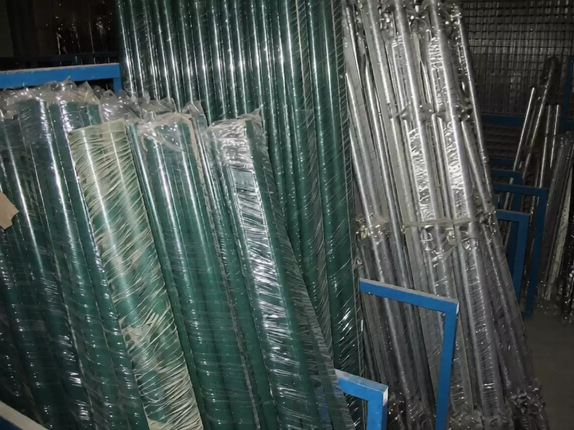 Tornapuntas galvanizados para sujetar postes metálicos con o sin accesorios o para postes cremallera