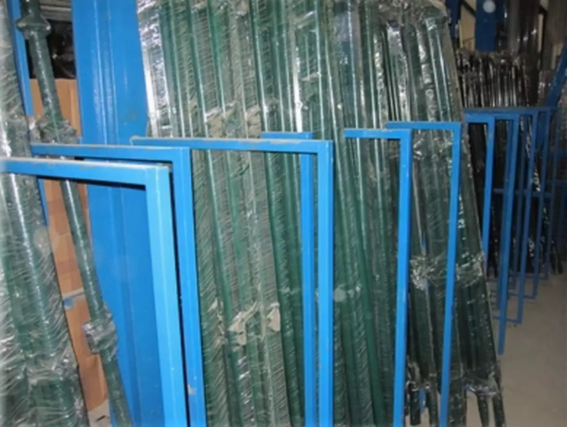 Postes metálicoss redondos verdes con accesorios para intermedio, tensores, para vallados con esquinas